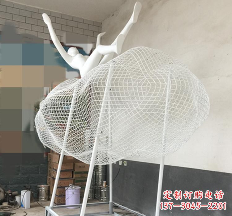 不锈钢云朵人物雕塑