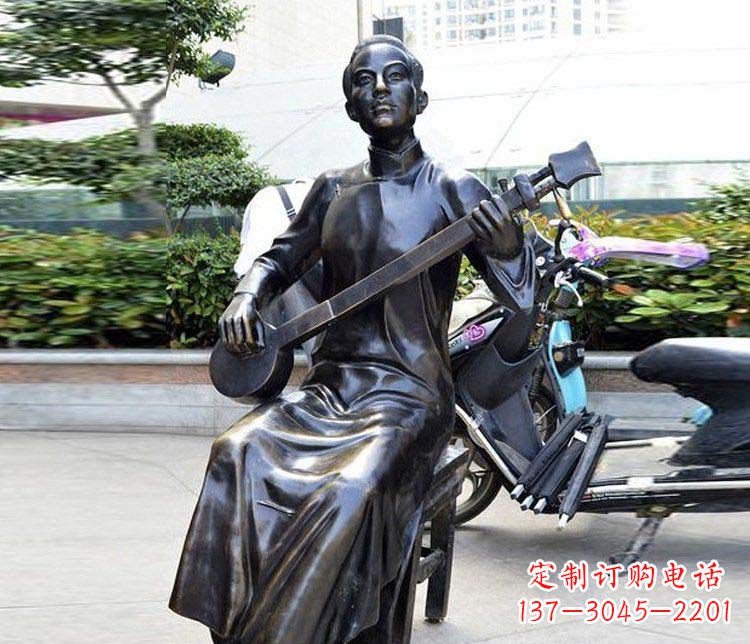 步行街弹三弦的人物景观铜雕