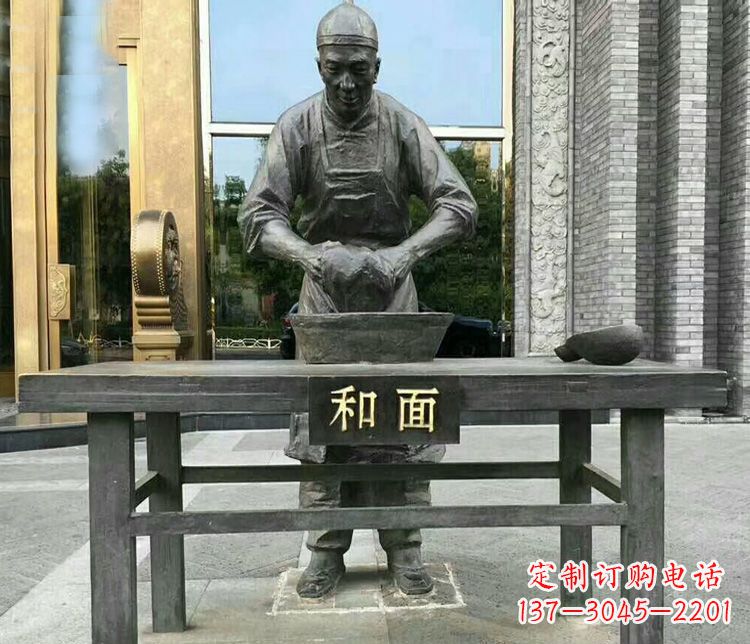 步行街和面的人物铜雕