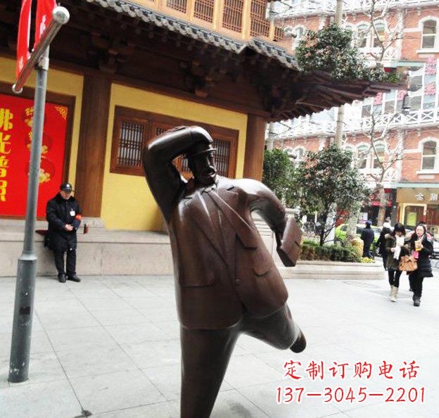步行街拿着公文包的人物景观铜雕