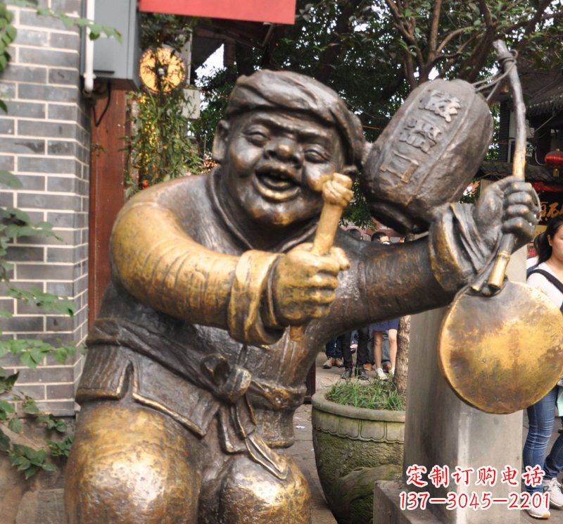 步行街敲锣的人物景观铜雕