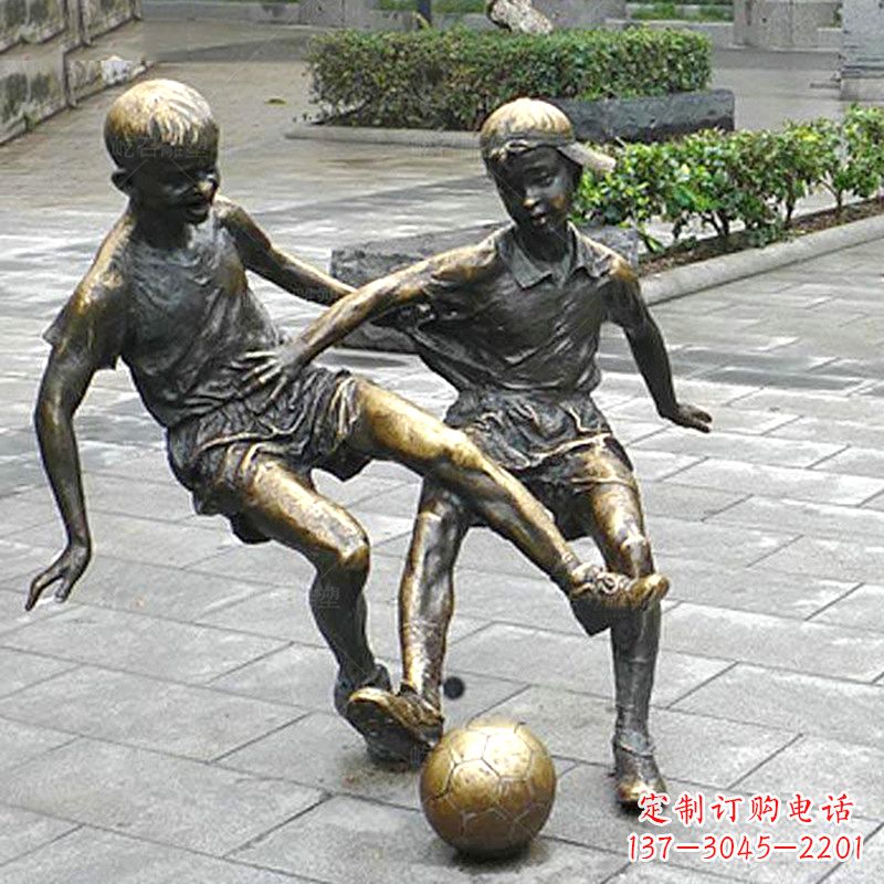 步行街踢球人物体育景观雕塑