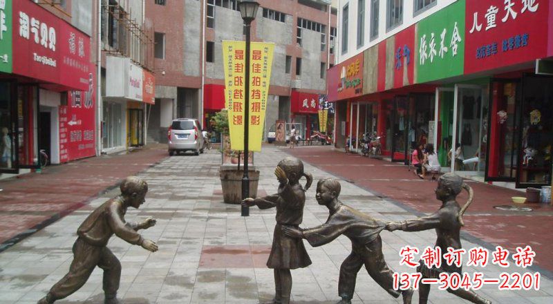 步行街玩老鹰捉小鸡的儿童景观铜雕