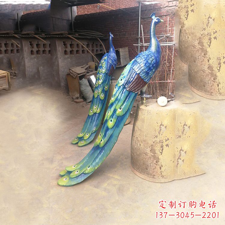 彩绘孔雀铜雕塑