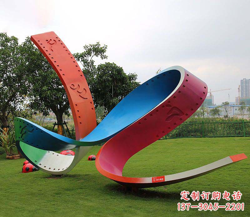 彩色不锈钢胶卷雕塑