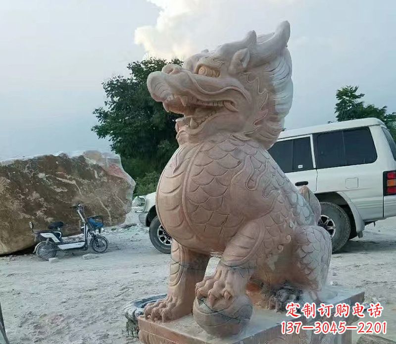 踩球麒麟晚霞红石雕