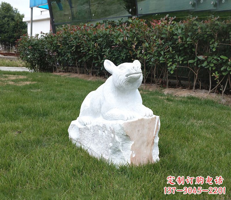 草丛狗熊石雕