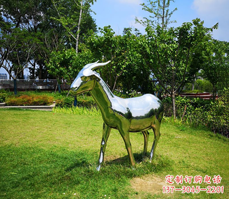 草地羊雕塑