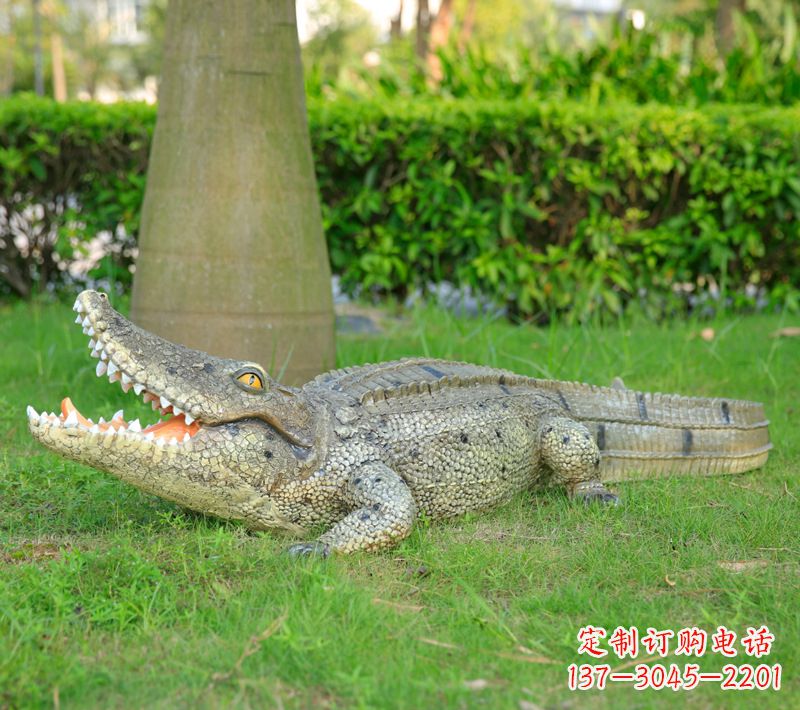 草坪动物雕塑,玻璃钢仿真鳄鱼