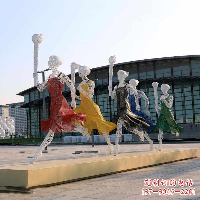 城市街道广场持火炬跑步的美女雕塑