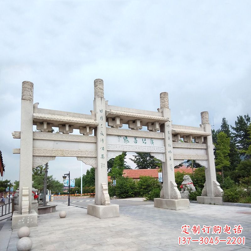 城市街道上的牌坊雕塑 城市街道上的牌坊雕塑