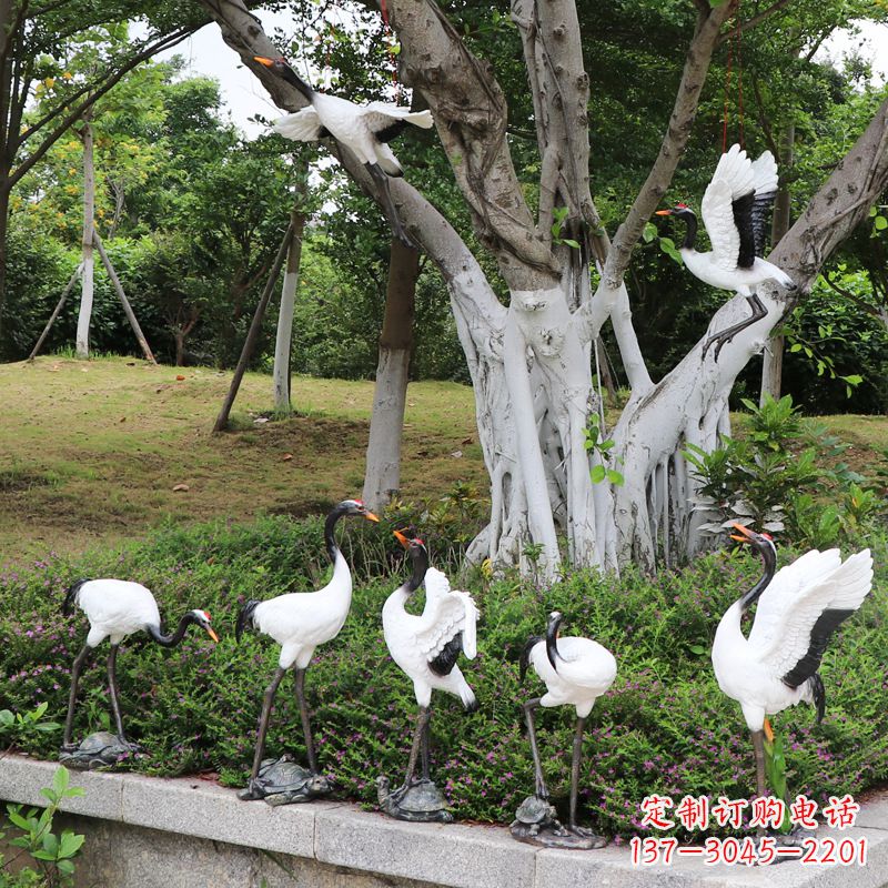 池塘中的雕塑仙鹤