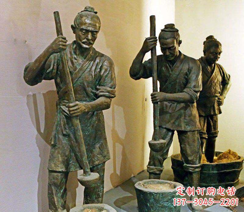 舂米的古代人物铜雕