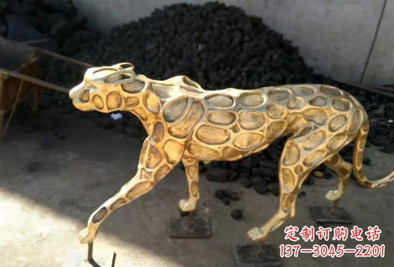 青铜豹雕塑象征着非凡力量与威严 青铜豹雕塑象征着非凡力量与威严