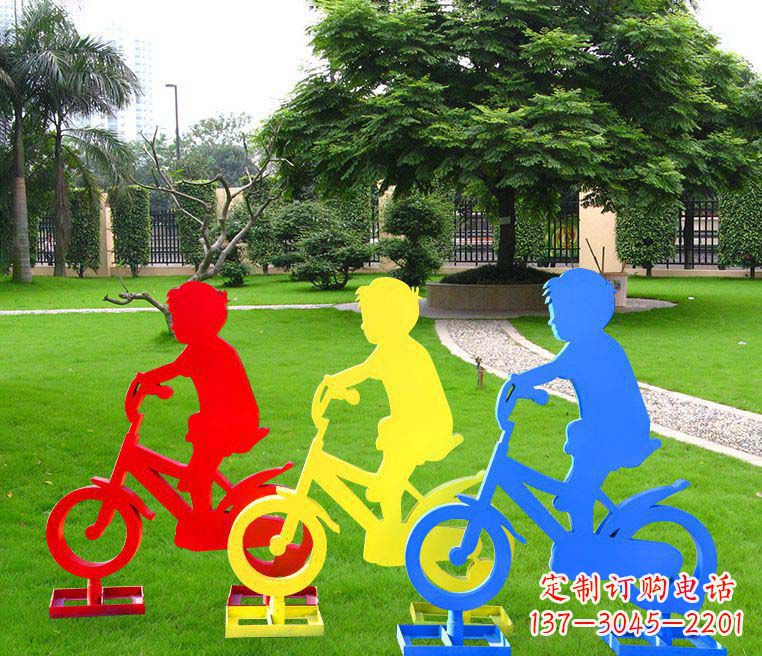 抽象男孩骑单车雕塑