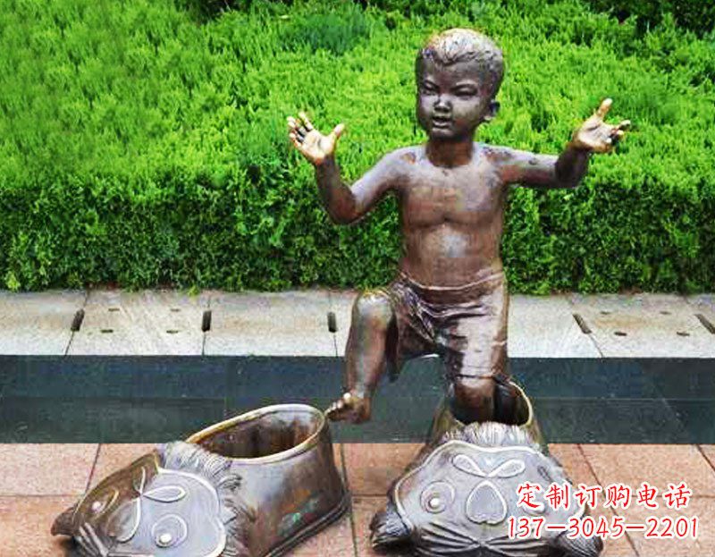 穿老虎鞋的小孩公园小品玻璃钢仿铜雕塑