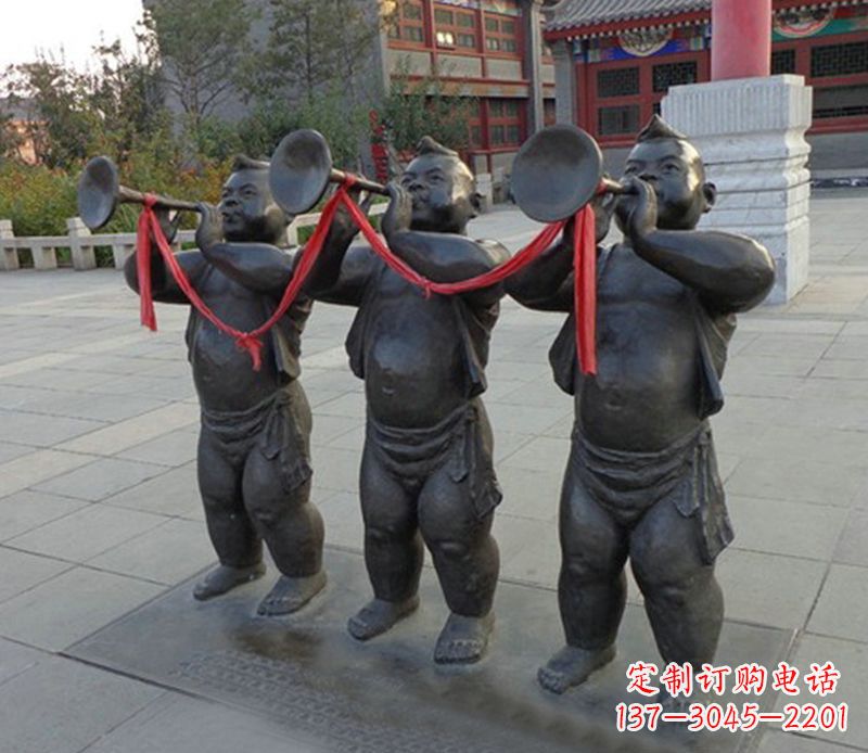 吹喇叭的人物街边景观雕塑