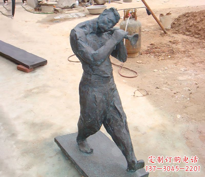 吹唢呐广场人物铜雕