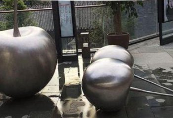 樱桃雕塑点缀步行街美丽景观