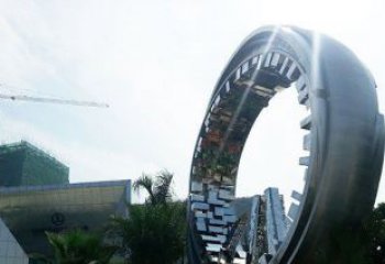 美丽而优雅的不锈钢圆环雕塑