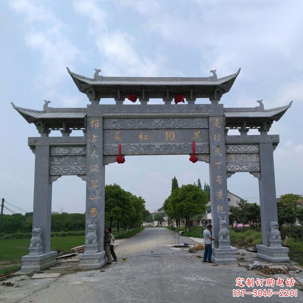 青石三门牌坊雕塑传承中国古典文化 青石三门牌坊雕塑传承中国古典文化