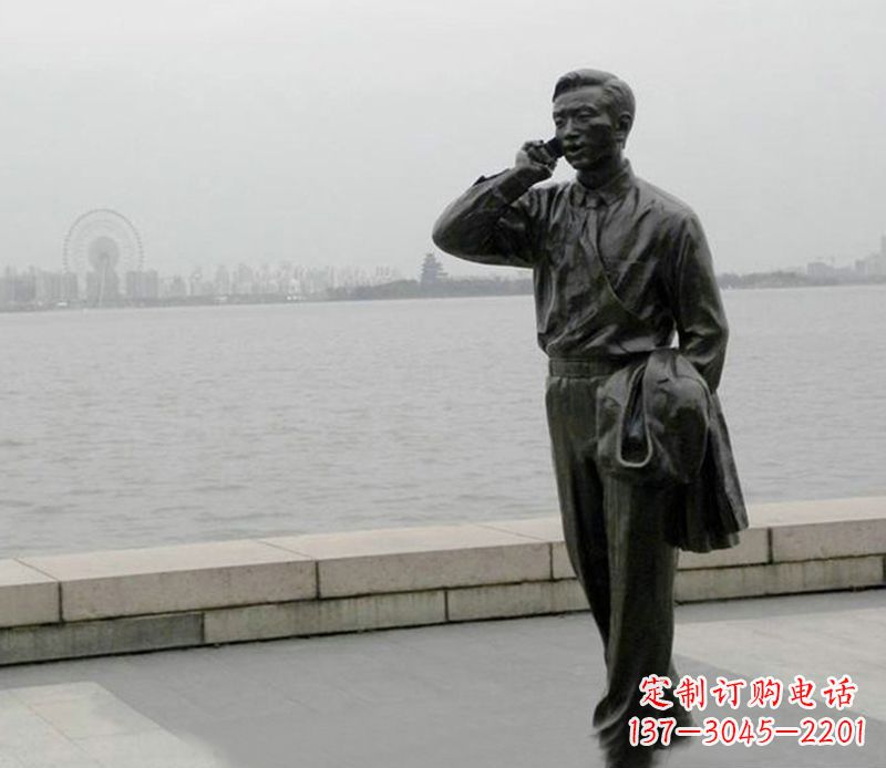 打电话的人物铜海边景观雕塑