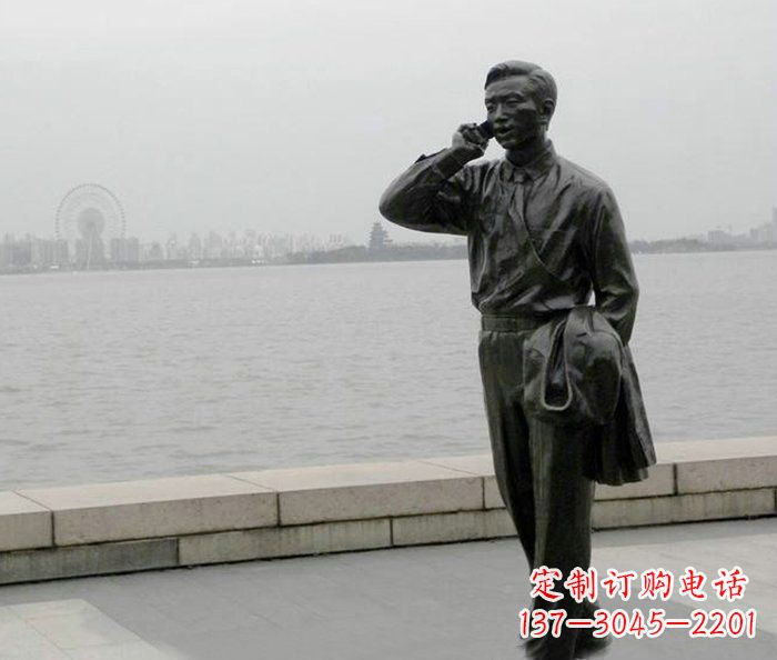 打电话的人物海边景观铜雕