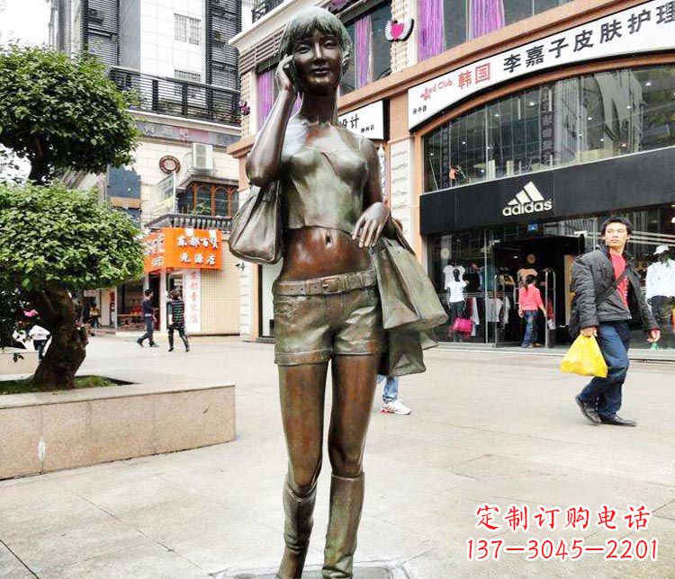 打电话逛街的女孩铜雕