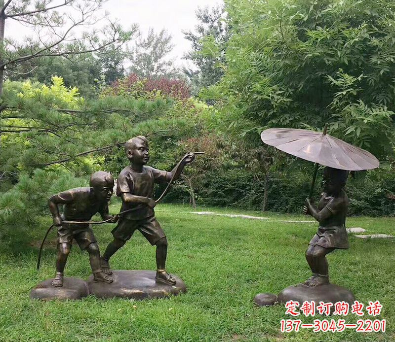 打伞玩水的儿童铜雕