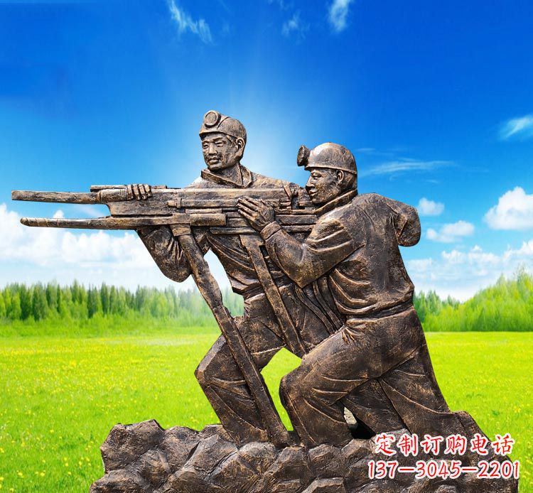 戴安全帽的工人铜雕