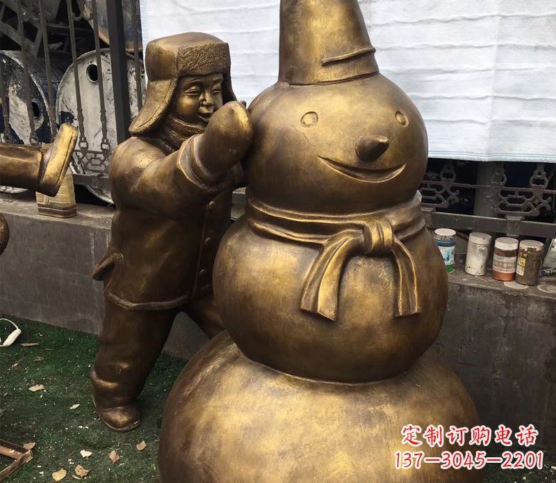 戴帽子堆雪人的儿童铜雕