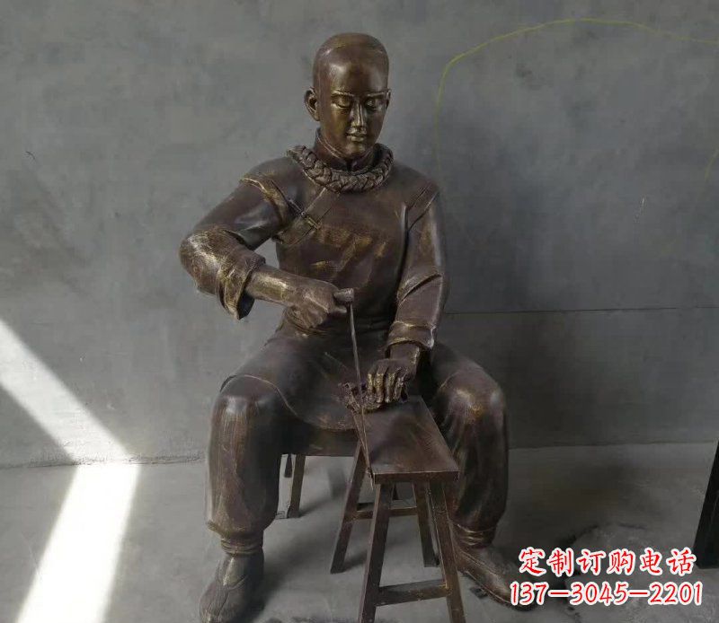 捣药人物铜雕 (5)