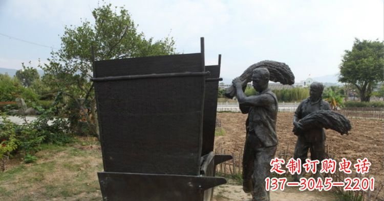 稻子脱粒的人物铜雕