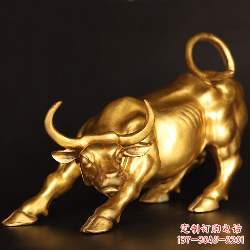 镀金华尔街牛雕塑