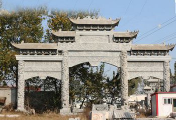 村镇门口的石雕牌坊展现精湛工艺