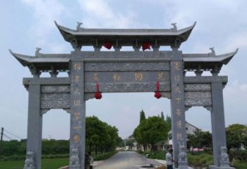 青石三门牌坊雕塑传承中国古典文化