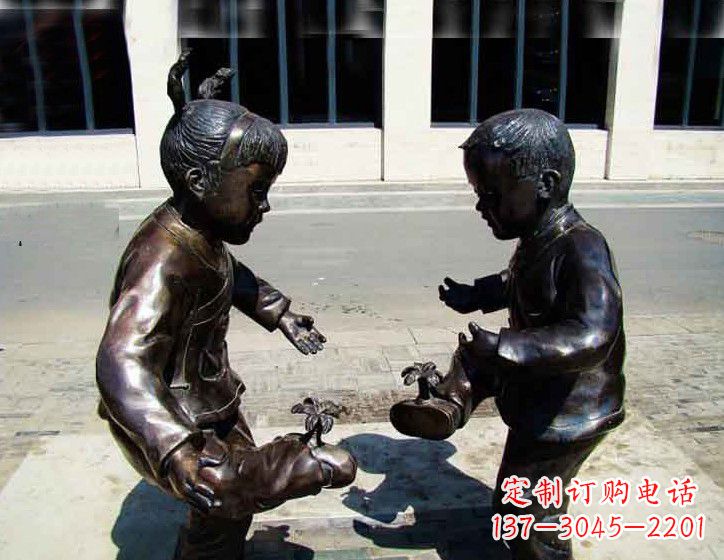 儿童斗鸡铜雕