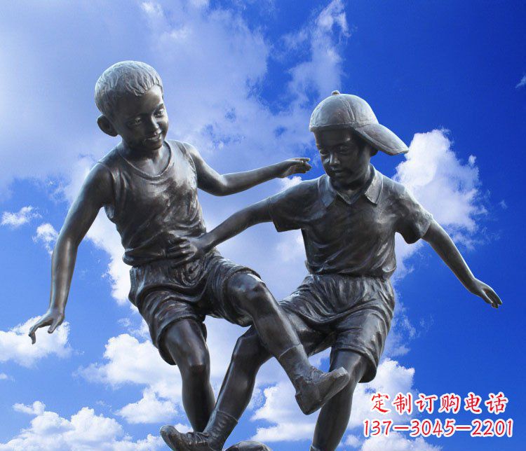 校园玻璃钢仿铜儿童踢球景观雕塑 校园玻璃钢仿铜儿童踢球景观雕塑