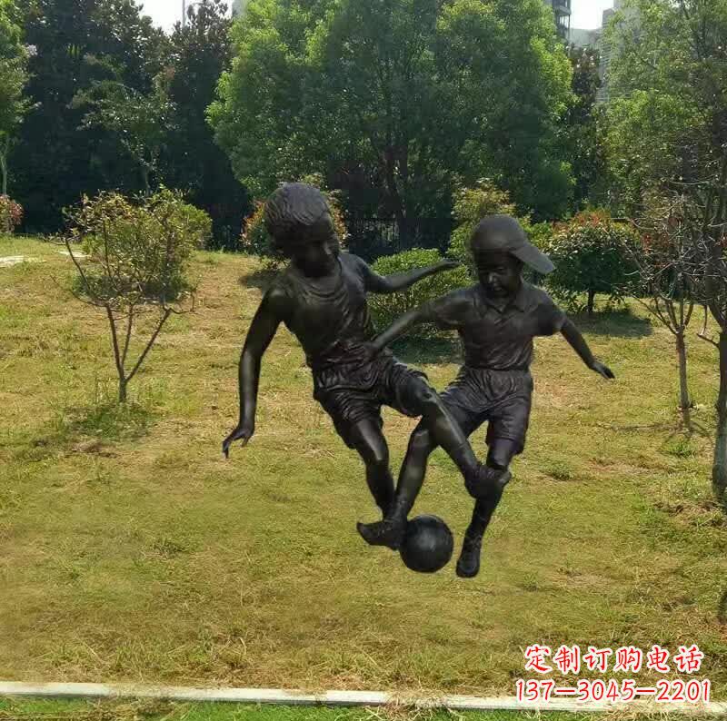 儿童踢足球铜雕塑