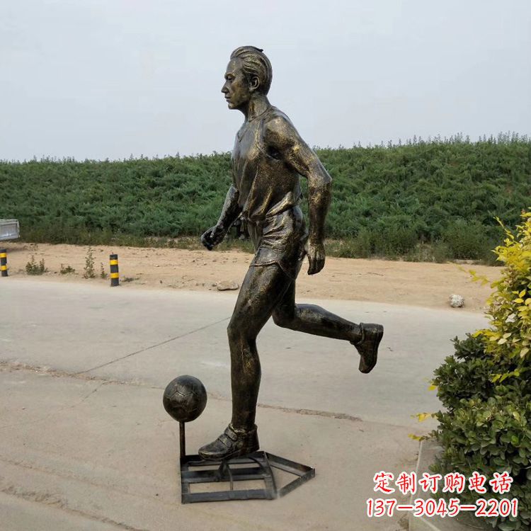 仿铜踢球人物玻璃钢雕塑