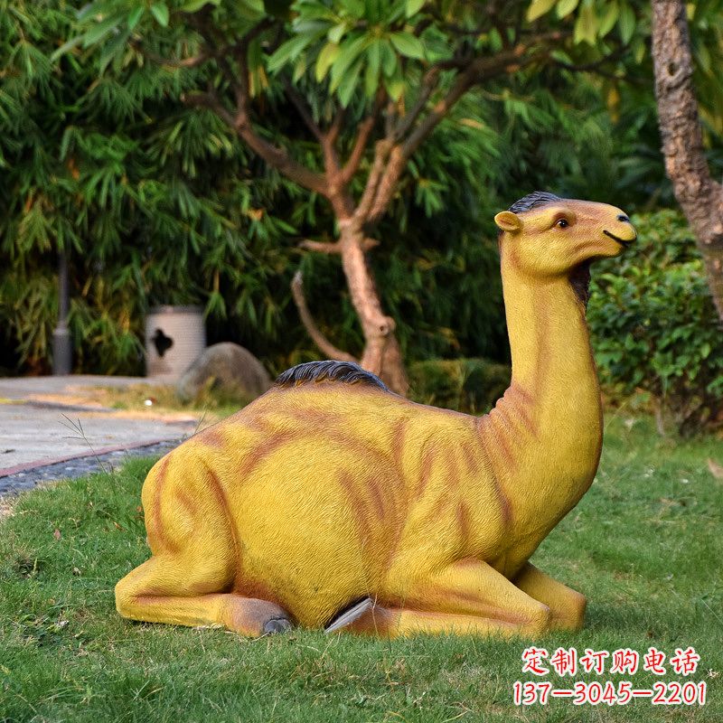 仿真爬卧的骆驼雕塑-公园草坪动物摆件