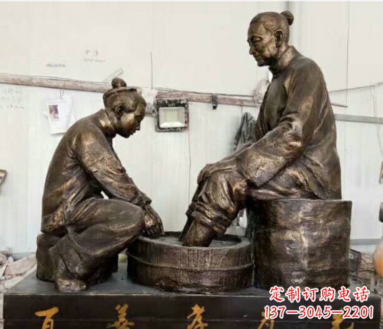 给妈妈洗脚百善孝为先铜雕