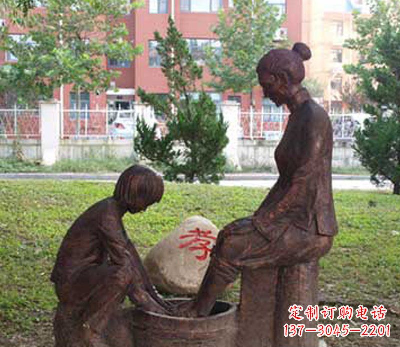 给妈妈洗脚人物公园景观玻璃钢仿铜摆件