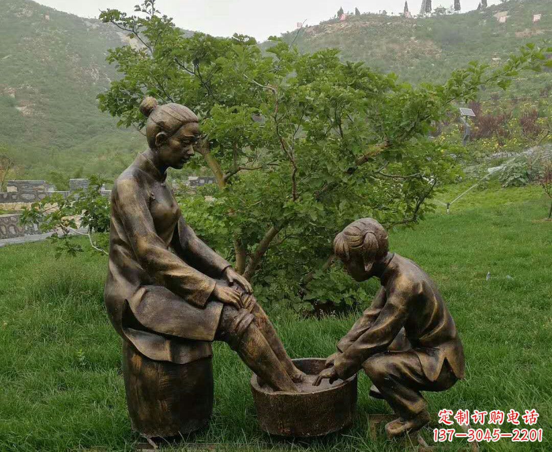 给母亲洗脚的孩童雕塑