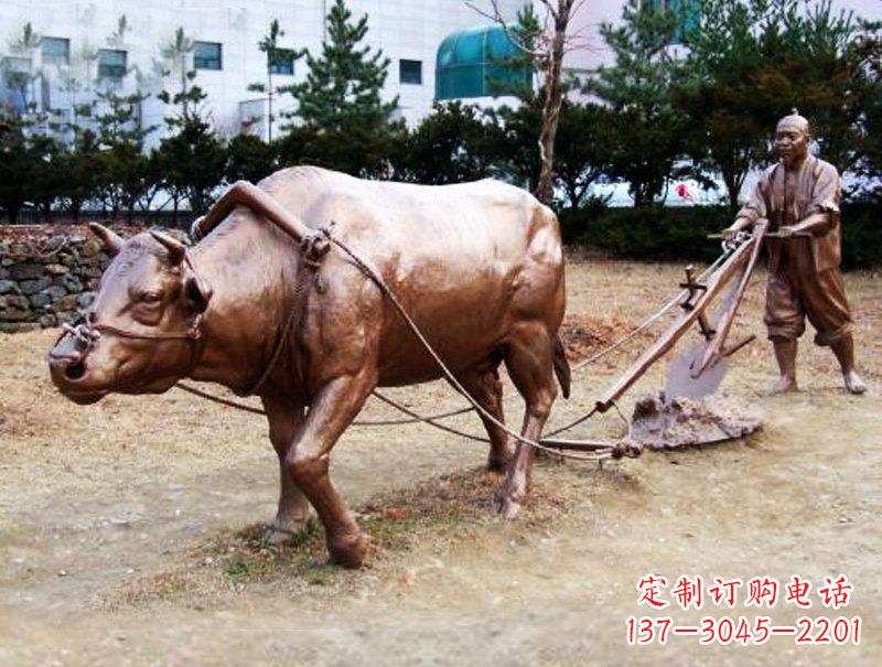 耕犁人物公园景观玻璃钢仿铜摆件