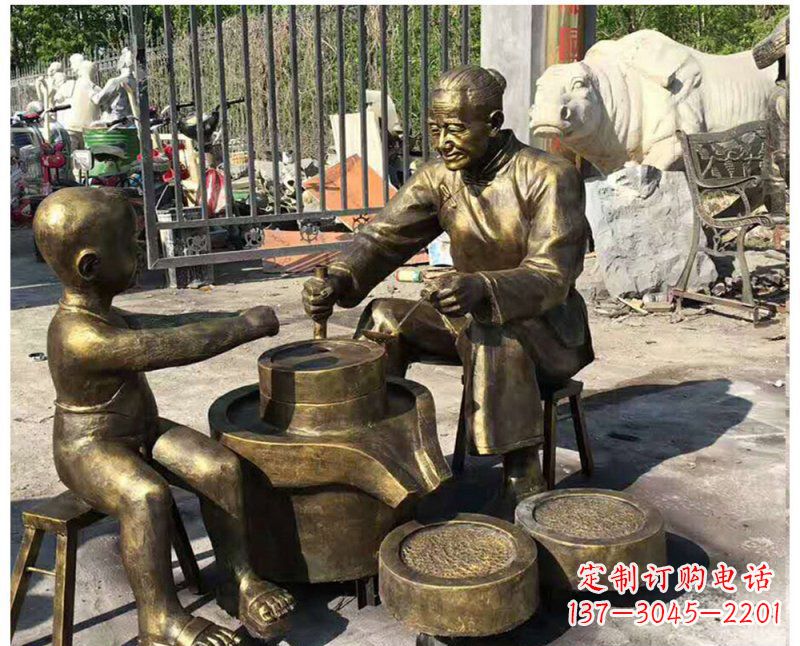 公园帮老人磨豆浆人物铜雕