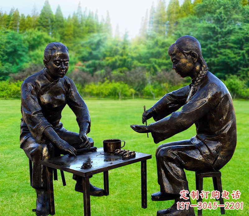 公园包饺子的人物铜雕