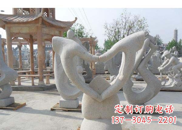 公园比爱心的双手石雕