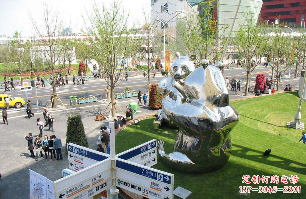 公园不锈钢镜面大熊猫雕塑