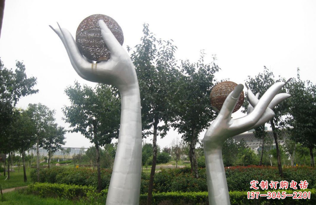 公园不锈钢拿着镂空球的手雕塑